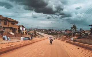 Motorrad auf Piste in Afrika