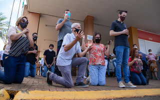 Beten für Ende Lockdown / Store owners kneel and pray in front of the Apucarana city hall to protest against the imposed lockdown to contain the covid-19 pandemic