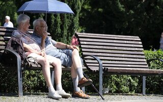 Rentner auf Parkbank